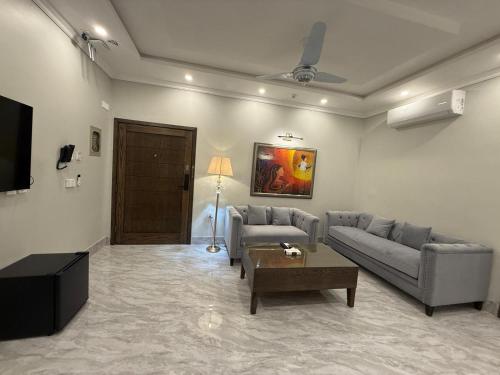 Χώρος καθιστικού στο Regency Suites