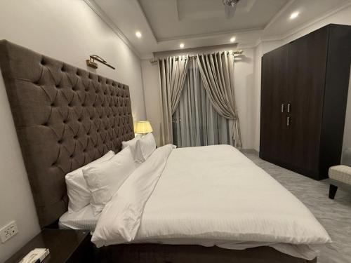 Ένα ή περισσότερα κρεβάτια σε δωμάτιο στο Regency Suites