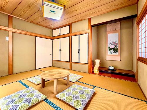 a room with a table and some windows at SUMITSUGU HOUSE Station スミツグハウス ステーション in Kumamoto