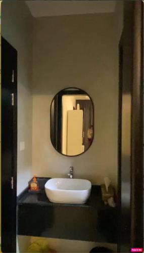 Ένα μπάνιο στο Comfortable Studio Room in Ajman Townhouse