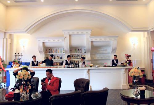 a group of people sitting at a bar at Hai Yen Luxury Hotel in Cẩm Phả