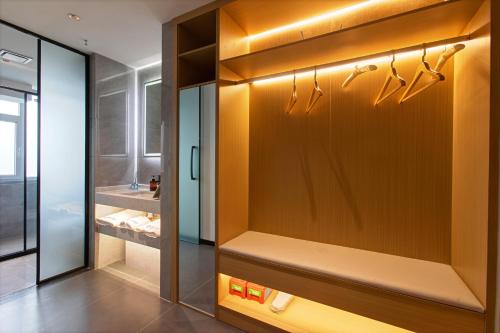 Ένα μπάνιο στο Zhesu Select Hotel