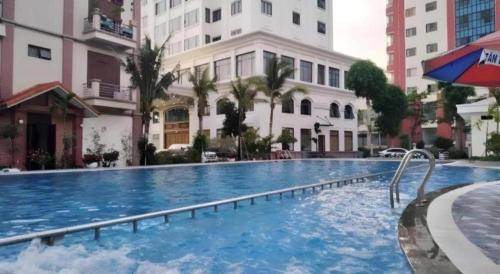 una grande piscina in una città con edifici di Kim Bao Hotel a Hải Dương