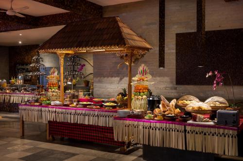 プルカンにあるクラパ リトリート ＆ スパのレストランで食べ物が並べられたビュッフェライン