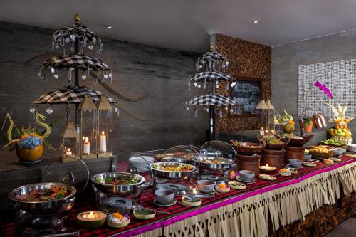 プルカンにあるクラパ リトリート ＆ スパのテーブルの上に食べ物が並んだビュッフェ