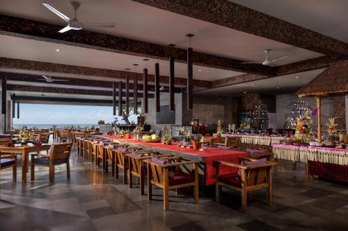 プルカンにあるクラパ リトリート ＆ スパの長いテーブルと椅子のあるダイニングルーム