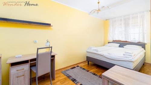 a bedroom with a bed and a desk and a desk at Apartament Grey w spokojnej okolicy in Karpacz