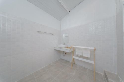 ein weißes Badezimmer mit Waschbecken und Spiegel in der Unterkunft Three COCO Villa Aonang Krabi in Ao Nang Beach