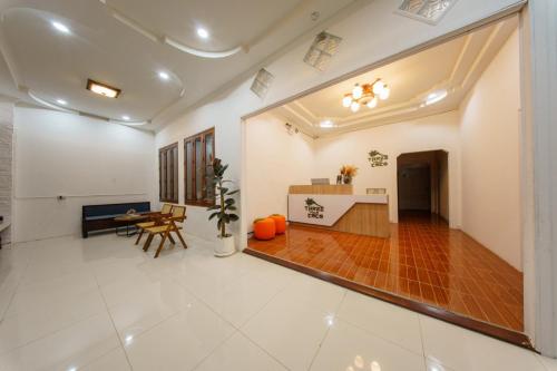 ein offenes Wohnzimmer mit einem Tisch und Stühlen in der Unterkunft Three COCO Villa Aonang Krabi in Ao Nang Beach