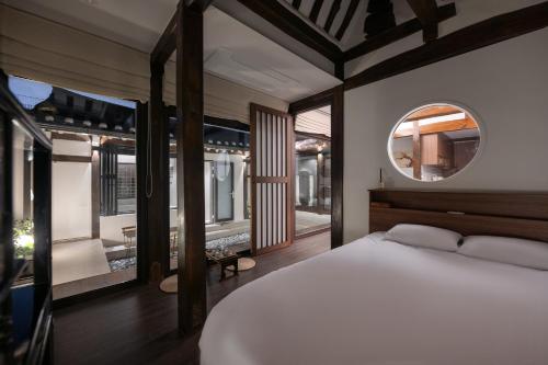 Giường trong phòng chung tại Gurumnal