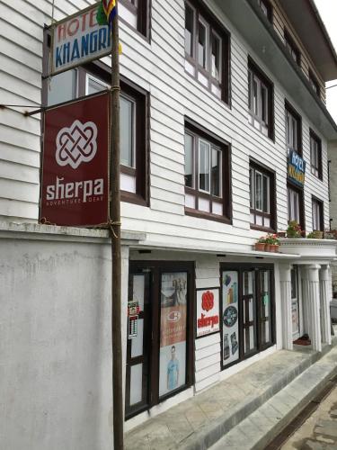 un edificio con un cartel delante en Hotel Khangri, en Namche