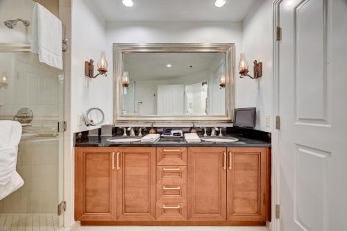 a bathroom with two sinks and a large mirror at Vintage Lair STUDIO Balcony F1 SPHERE VIEW Tower 3 in Las Vegas