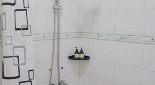 zwei Flaschen Wein auf einem Regal im Badezimmer in der Unterkunft Beret B & B in Tengchong