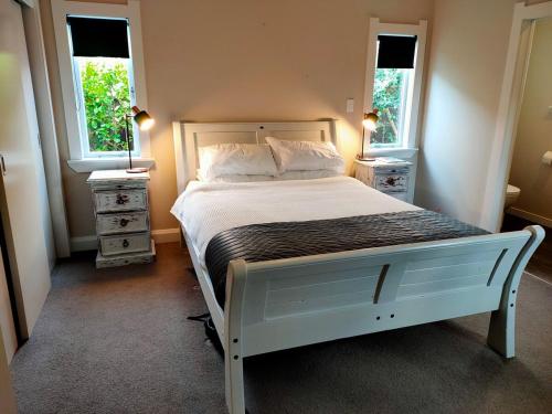 Postel nebo postele na pokoji v ubytování Sunny escape in Hastings