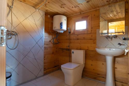 Sunrise Gelati في Motsameta: حمام مع مرحاض ومغسلة