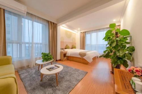 Una cama o camas en una habitación de GreenTree Inn Weifang Kuiwen District Beiwang Jiale