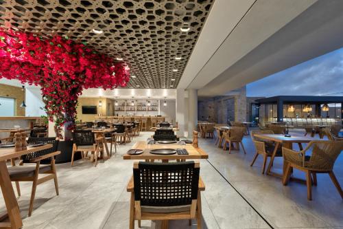 Restaurace v ubytování Castello Boutique Suites by the sea - Adults Only