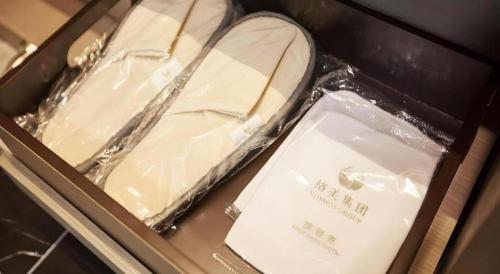 eine Schachtel mit einem Paar Schuhen darin in der Unterkunft GYA Jiaxing Tongxiang City Century Avenue Hotel in Tongxiang