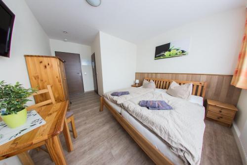 a bedroom with a bed and a table and a desk at Hollis Rast in Sangerhausen