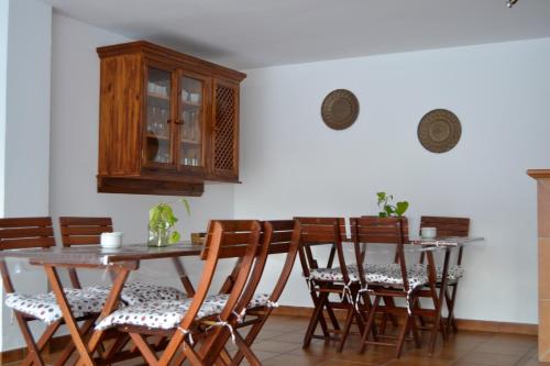 comedor con mesa y sillas en Casa Quercus con piscina privada en Cortes de la Frontera