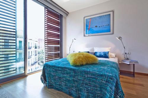 Un dormitorio con una cama con una almohada peluda. en Apartment Barcelona Rentals - Pool Terrace in City Center, en Barcelona