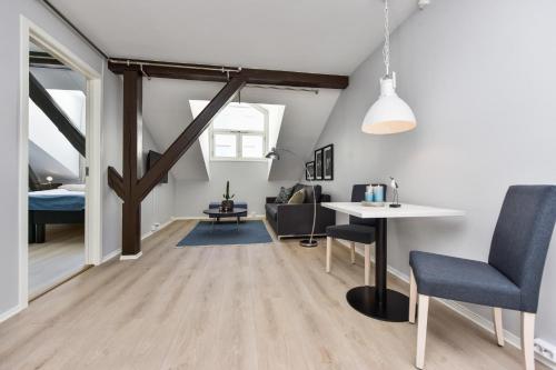 un soggiorno con divano e tavolo di Forenom Serviced Apartments Oslo Vika a Oslo