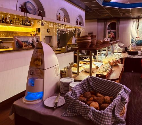 ダゲビュルにあるStrandhotel Dagebüll direkt an der Nordseeのキッチン(食器入りカウンター付)