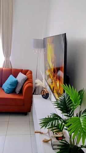 een woonkamer met een bank en een aquarium bij Buxton Point Luxury Haven in Mombasa