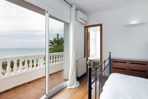 En eller flere senge i et værelse på Exclusive Villa with Private Pool in Sitges