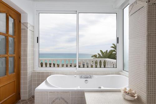 Et badeværelse på Exclusive Villa with Private Pool in Sitges