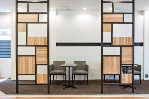 山口新山口康福酒店的一间有桌子和椅子的会议室