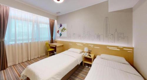 ein Hotelzimmer mit zwei Betten und einem Fenster in der Unterkunft West Hotel in Hongkong