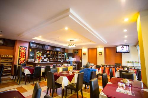ห้องอาหารหรือที่รับประทานอาหารของ Madina Rayong Hotel