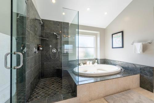 Phòng tắm tại Oceanview Oasis