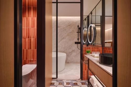 un bagno con un water, un lavandino e una vasca di Hyatt Centric The Ring Chengdu a Chengdu