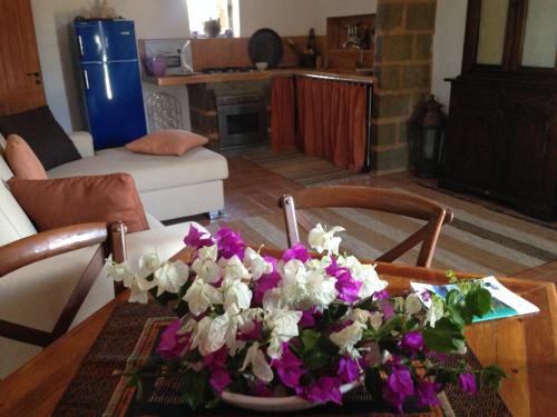 stół z bukietem kwiatów w obiekcie Dammuso Oriente w mieście Pantelleria