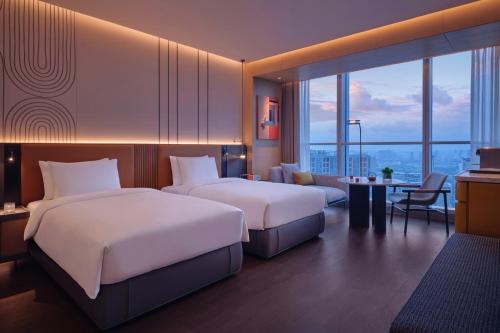 2 letti in camera d'albergo con vista di Hyatt Centric The Ring Chengdu a Chengdu