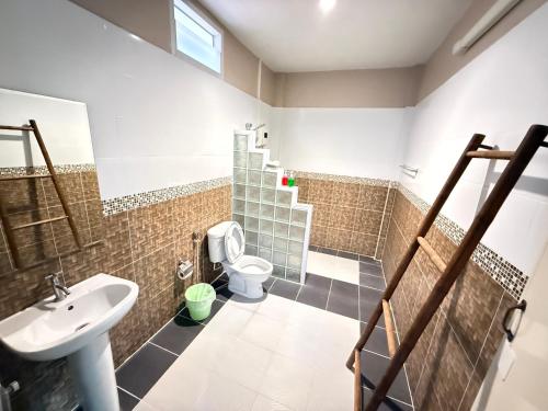 Ένα μπάνιο στο บ้านชมเขา - Baan Chom Khao