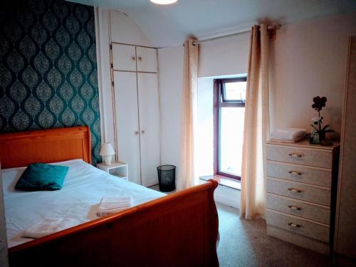 Un pat sau paturi într-o cameră la Spacious 4-bedroom house in lovely Wexford with WiFi