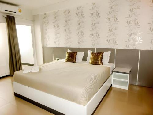 En eller flere senge i et værelse på The Premium Residence