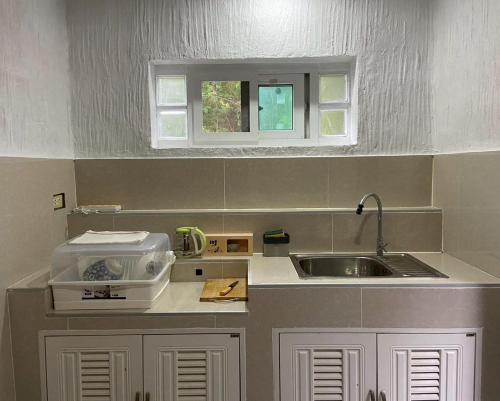 Η κουζίνα ή μικρή κουζίνα στο Riverside Khao Yai