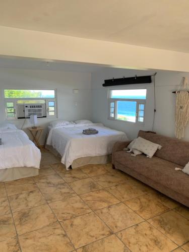 Llit o llits en una habitació de Oceanfront Hideaway studio apartment