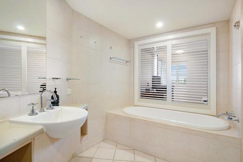 Ένα μπάνιο στο Standard Hotel Room - Mantra Salt Beach by uHoliday