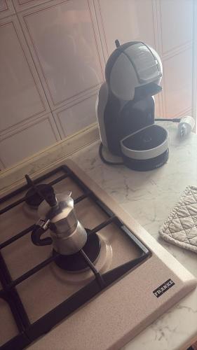 een waterkoker op een fornuis bij 87 Apt in Bologna