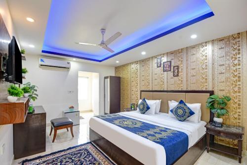 1 dormitorio con 1 cama grande y techo azul en Hotel Royal Residency At Near By International Airport, en Nueva Delhi