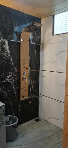 Ванная комната в Dhanaulti Village Resort