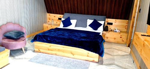 Кровать или кровати в номере Dhanaulti Village Resort