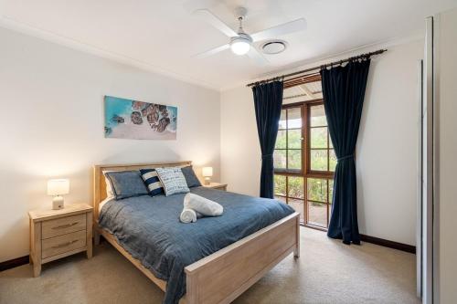 En eller flere senge i et værelse på Quiet Street by the beach