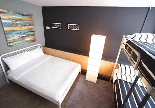 ein kleines Zimmer mit zwei Etagenbetten in der Unterkunft Koptel Budget Hotel in Kampung Boyan
