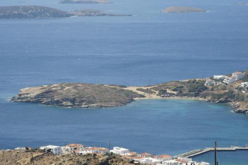 una isla en medio de un cuerpo de agua en Elpida Andros, en Batsi